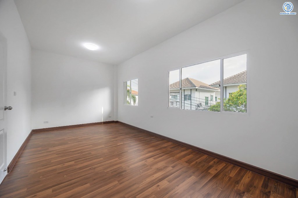 บ้านมือสองตกแต่งใหม่ โครงการ แลนซีโอคริป ปิ่นเกล้า-วงแหวนฯ เนื้อที่กว้าง 35.30 ตร.ว. ฟังก์ชัน 3 ห้องนอน 2 ห้องน้ำ 1 ที่จอดรถ บนทำเลเดินทางสะดวก เชื่อมต่อถนนกาญจนาภิเษก เข้า-ออกได้หลายเส้นทาง  ใกล้รถไฟฟ้าสายสีม่วง "สถานีสามแยกบางใหญ่" และจุดขึ้นทางด่วน "ศรีรัช"...